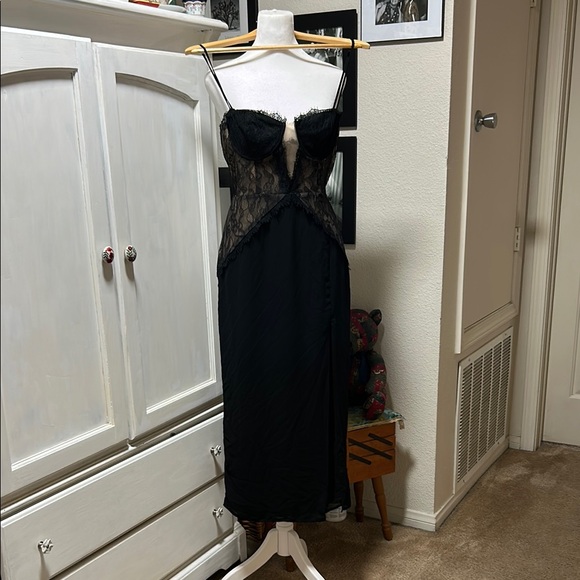 Forever 21 Dresses & Skirts - Forever 21 Black Chemise Style spaghetti strap dress with Elegant Lace Details